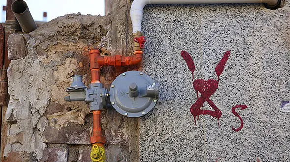 اشتباه رساندن همزمان برق و گاز به خانه های ایران /آلودگی و هزینه بیشتر برای مردم/ ایران تنها کشور با این سیستم!