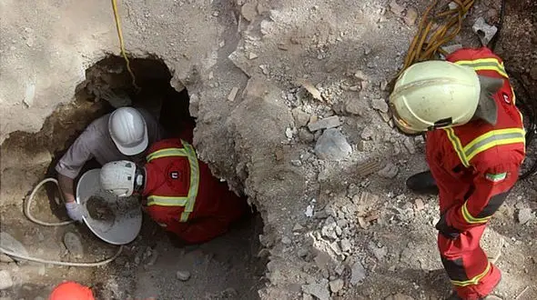  گرفتار شدن کارگر بین خروارها خاک + تصاویر 