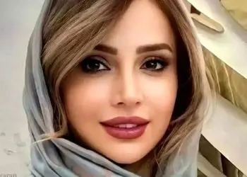 عکس /  تیپ درخشان و منحصربفرد شبنم قلی‌خانی، بازیگر سریال آنام در دبی /  ترکیب رنگ بژ و مشکی همراه با کفشهای مرواریدی انتخابی زیبا برای روزهای گرم کشور امارات