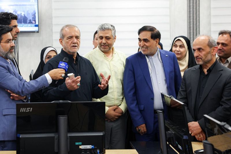  مسعود پزشکیان امروز(شنبه ۱۸ مرداد ۱۴۰۴) یک روز پس از روز خبرنگار با بازدید سرزده از شبکه خبر 