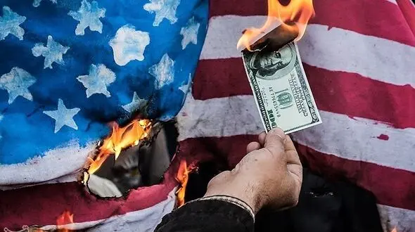 آتش زدن ۱۰۰ دلاری در راهپیمایی امروز؟! +عکس

