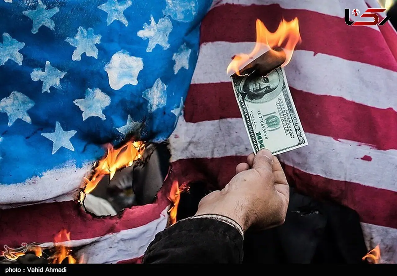 آتش زدن ۱۰۰ دلاری در راهپیمایی امروز؟! +عکس

