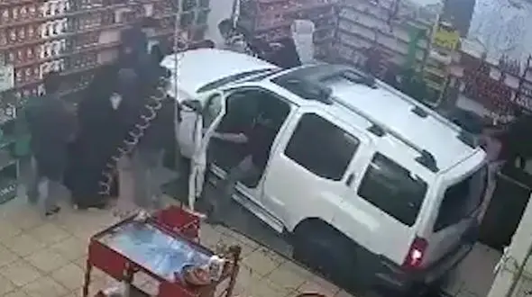 حادثه وحشتناک با رانندگی زن عرب در تعویض روغنی + فیلم