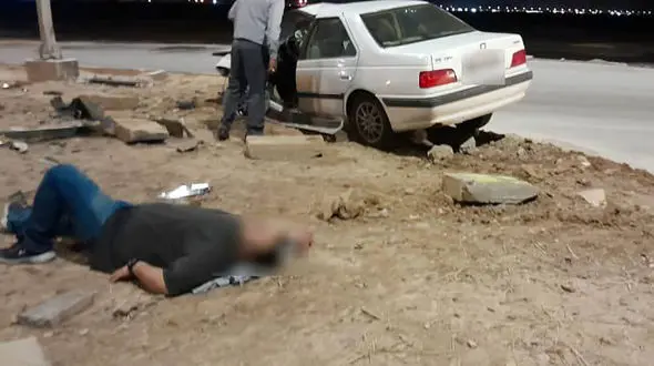 فیلم / تصادف هولناک پژو پارس با فلکه ورودی شهر آبادان / تیم های امدادی وارد عمل شدند