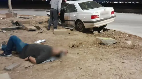 فیلم / تصادف هولناک پژو پارس با فلکه ورودی شهر آبادان / تیم های امدادی وارد عمل شدند