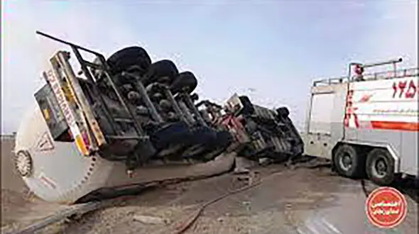وحشت در جاده زنجان / واژگونی تانکر اسید در وسط جاده
