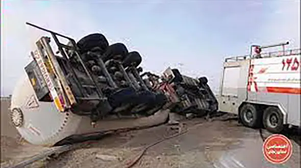 وحشت در جاده زنجان / واژگونی تانکر اسید در وسط جاده