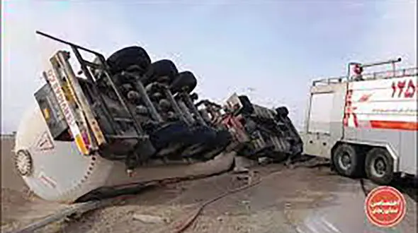 وحشت در جاده زنجان / واژگونی تانکر اسید در وسط جاده