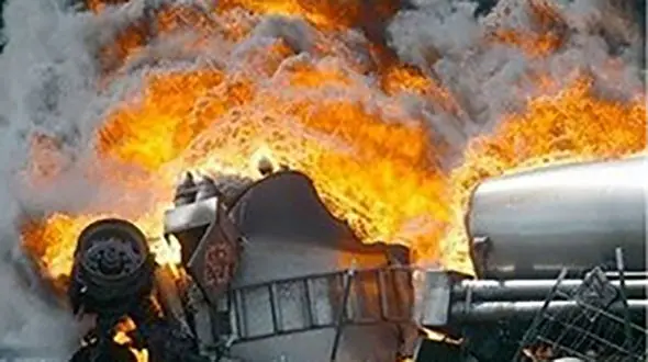 انفجار تانکر قیر در گنبدکاووس ۳ مصدوم بر جای گذاشت
