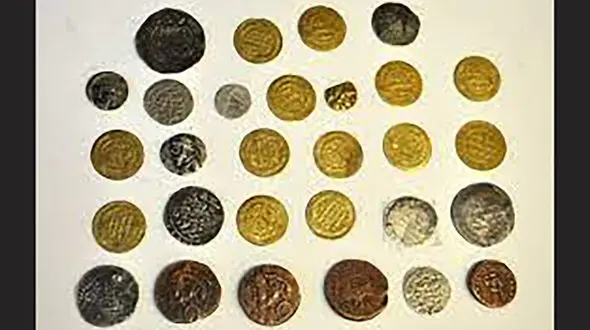 بازداشت مرد شیاد که سکه های عتیقه در زنجان / گنج های تاریخی بی ارزش بود
