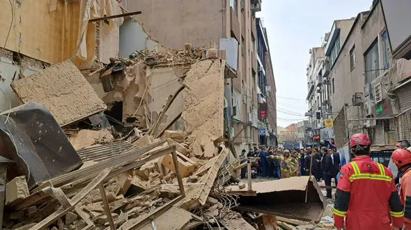 ریزش ناگهانی ساختمان 4 طبقه  روی ایستگاه اتوبوس در خیابان طالقانی تهران / مشخص نیست چند نفر گرفتار شدند + عکس و فیلم