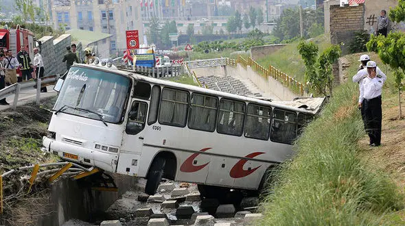 جزئیات حادثه واژگونی اتوبوس دانش آموزان تهران / اسامی برخی از مصدومان اعلام شد + تصاویر 