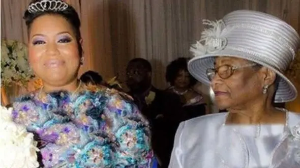 زنی 40 ساله با خودش ازدواج کرد و به ماه عسل طولانی رفت+عکس