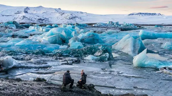 عجیب ترین ساحل دنیا با ماسه های سیاه و تکه های یخ+ عکس