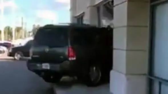 مشتری زن وقتی عصبانی شد با ماشین شاسی بلند وارد فروشگاه موبایل شد+فیلم و عکس حادثه را ببینید