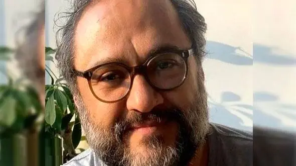 فیلم /  فیش حقوق نماینده مجلس در دستان رامبد جوان!