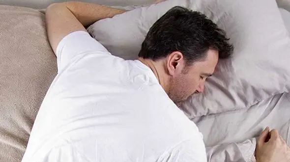 کج و کوله خوابیدن چه عوارضی دارد؟