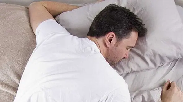 کج و کوله خوابیدن چه عوارضی دارد؟