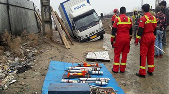 فرونشست زمین در مجاورت بزرگراه آزادگان/ جرثقیل و کامیونت در داخل گودال فرو رفتند +عکس