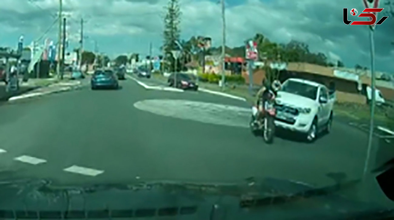 تصادف هولناک موتورسوار با دو خودرو + فیلم و عکس