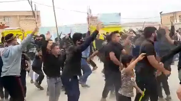 تشییع جنازه کرونایی با حضور صدهها شرکت کننده بدون ماسک در منیوحی آبادان