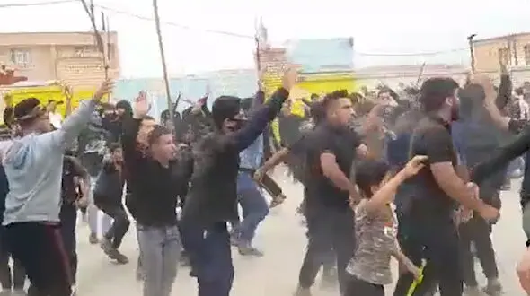 تشییع جنازه کرونایی با حضور صدهها شرکت کننده بدون ماسک در منیوحی آبادان
