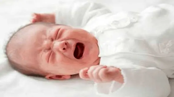 دلیل و درمان گریه‌ های بی‌ امان نوزادان و راه درمان آن