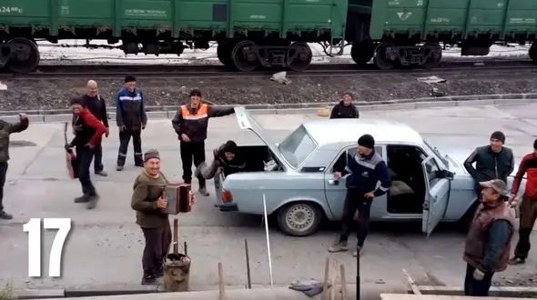  فکر می کنید در یک اتومبیل چند نفر می توانند جای بگیرند؟ + فیلم باورنکردنی