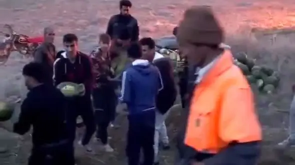 خودرو نیسان در جاده هشترود_ مراغه واژگون شد/ مردم به کمکش شتافتند