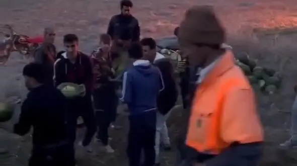 خودرو نیسان در جاده هشترود_ مراغه واژگون شد/ مردم به کمکش شتافتند
