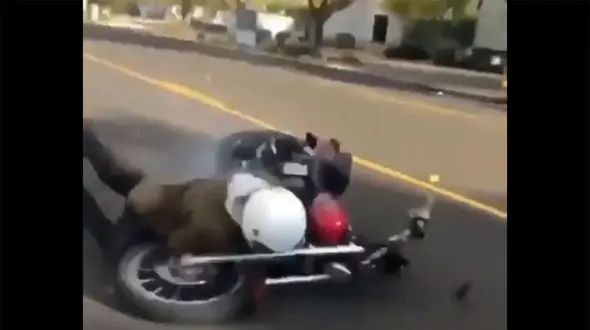 ببینید /نتیجه دردناک اعتماد به نفس کاذب/ سقوط هولناک موتورسوار در زمان حرکات نمایشی وسط خیابان!