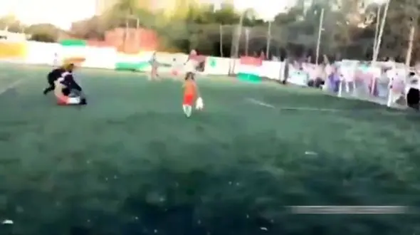 ضرب و شتم وحشیانه داور 19 ساله توسط مربی تیم بازنده + فیلم