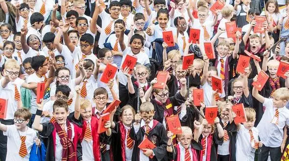 تجمع باورنکردنی طرفداران هری پاتر به مناسبت بیستمین سالگرد انتشار این کتاب + عکس