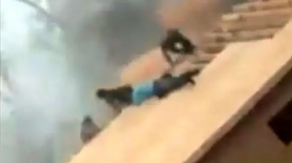  فیلم لحظه به لحظه جدال با مرگ در توفان / 4 مرد در پشت بام چه کردند / تنسی