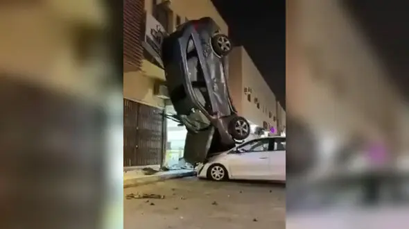 ببینید / پرواز عجیب یک خودرو روی چند خودرو دیگر