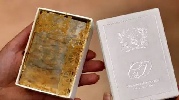 این مرد یک تکه کیک عروسی سلطنتی را 40 سال یادگاری نگه داشت+عکس