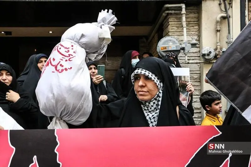 تجمع معترضان در مقابل سفارت مجارستان در تهران 