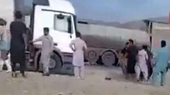 2 راننده تریلی در جاده با چاقو به جان هم افتادند / انگیزه آنها چه بود؟ + عکس