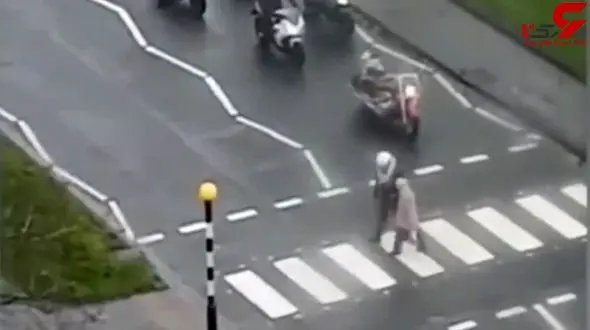 کمک موتور سوار مهربان به یک پیرزن فیلم