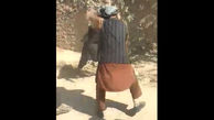 صحنه شلاق خوردن پیرمرد رقاص توسط طالبان +فیلم