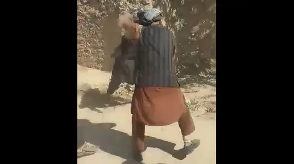 صحنه شلاق خوردن پیرمرد رقاص توسط طالبان +فیلم