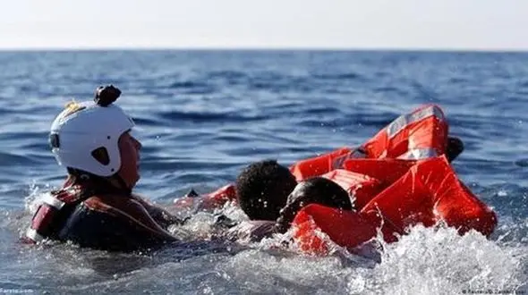 فیلم لحظه نجات مهاجران درحال غرق شدن در دریا