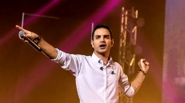 محسن یگانه با کیک 4 طبقه در کنسرتش برای خود یک جشن تولد لاکچری گرفت!