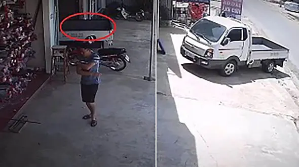 فیلم عجیب از حرکت کامیون بدون راننده ! + فیلم