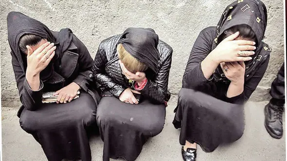 سردسته باند شرط بندی از ایران گریخت / محاکمه 5 زن و مرد به اتهام پولشویی + عکس