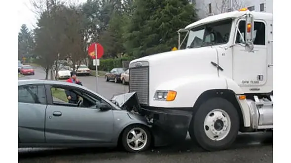 ببینید / فاجعه هولناک وسط اتوبان؛ له شدن کابین تریلی در پی تصادف شدید دو خودروی سواری! + فیلم