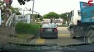 بی‌دقتی محض راننده تریلی حین دور زدن حادثه‌ساز شد!+فیلم / مالزی