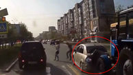 فیلم تصادف عجیب تراکتور با خودروی لوکس در شهر / ببینید