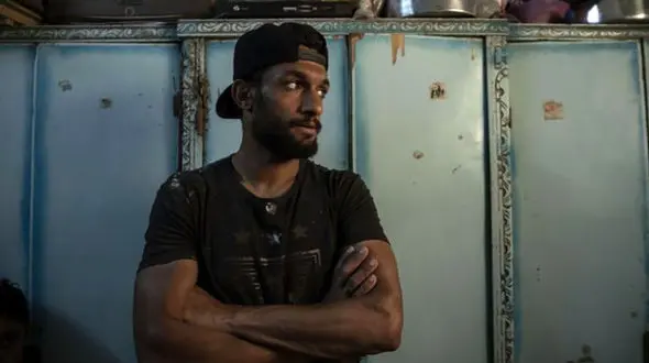  کرونا یک فوتبالیست را فروشنده خیابانی کرد