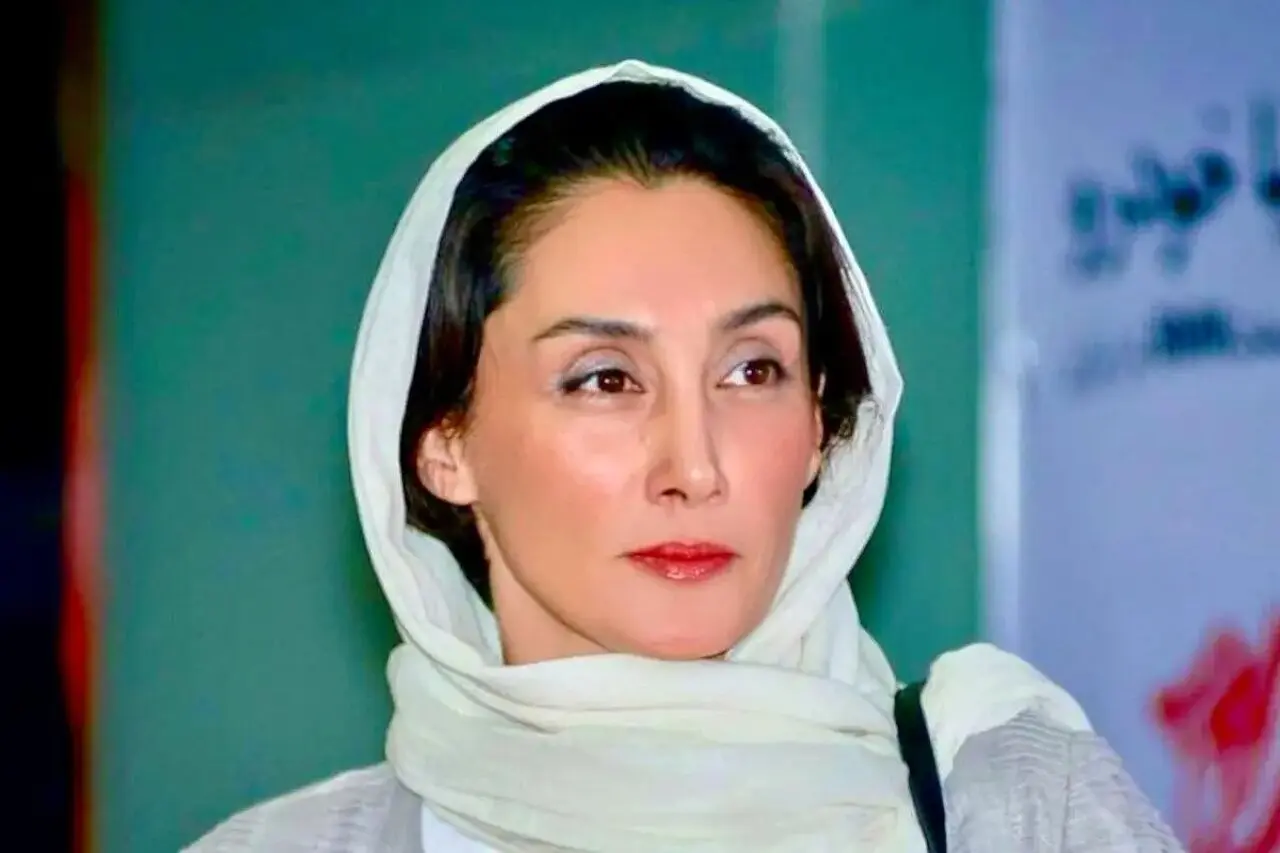 عکس قدیمی از مهناز افشار و هدیه تهرانی در حال گفتگو در حاشیه یک نمایش در سال ۹۱